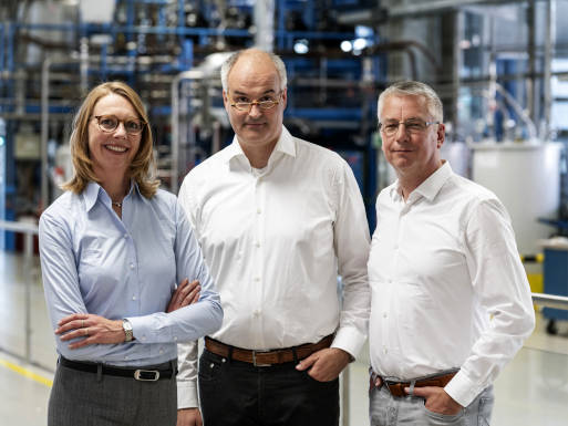 Team 1 im Finales des Deutschen Zukunftspreises 2019 (von links): Dr. rer. nat. Berit Stange, Dr. rer. nat. Christoph Gürtler, Prof. Dr. rer. nat. Walter Leitner.