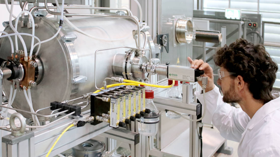 Bei 2900 °C werden am Fraunhofer IAP Bio-Fasern aus Cellulose graphitisiert. Sie erreichen die mechanischen Eigenschaften erdölbasierter Carbonfasern.