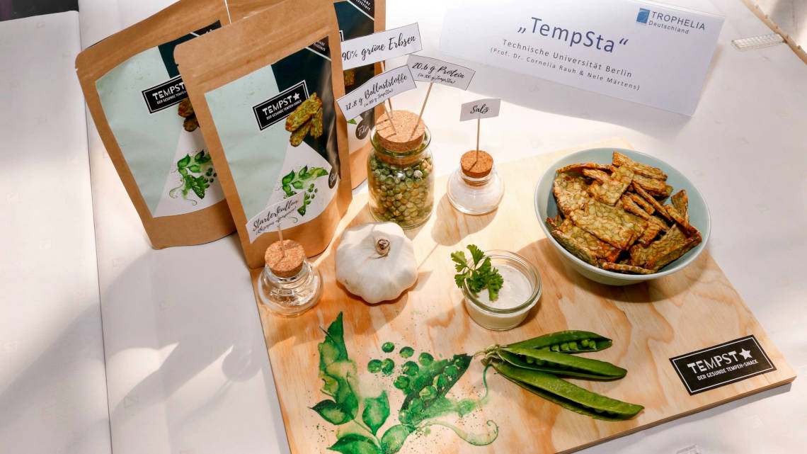Proteinreich, knusprig-lecker und zu 90 Prozent aus regional angebauten Erbsen: Das ist der Tempeh-Kräcker "TempSta" – der TROPHELIA-Star 2019, mit dem auch bei Ecotrophelia Platz 3 gesichert wurde.