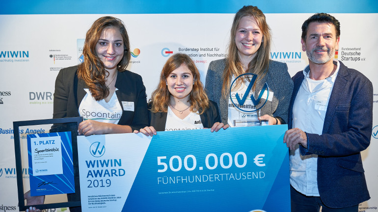 Die Spoontainable-Gründerinnen Amelie Vermeer, Anja Wildermuth und Julia Piechotta mit Investor Matthias Willenbacher (v.l.)