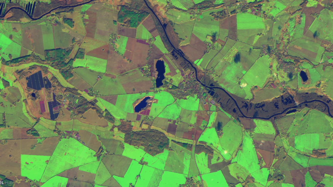 Aus Satellitendaten erzeugtes Bild einer Agrarlandschaft in Norddeutschland vom Februar 2020. Auf den Feldern wächst Winterweizen: Je intensiver das Grün ist, umso vitaler sind die Pflanzen.