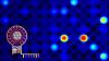 Mikrotitierplatte mit Fluoreszenzeffekten, darauf grafisch montiert das Prinzip eines Quantum Clusters