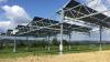 Grüner Strom von Acker - Solarpaneele auf dem Feld