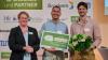 Überreichung des Sonderpreises durch Prof. Dr. Anja Faße, Prorektorin des TUM Campus Straubing (li.), an das Team Looppack (v. li.): Patrick Grimmeisen und Tomás Federico Kochendörfer