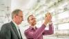 Das Team um Institutsleiter Prof. Ralph Bock (links) und Projektleiter Dr. Daniel Dunkelmann (rechts) wird in Kürze Nutzpflanzen der nächsten Generation mit optimierten Chloroplastengenomen entwickeln.