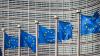 EU-Flaggen vorm EU-Kommissionsgebäude in Brüssel