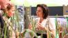 Bundesforschungsministerin Dorothee Bär auf der Grünen Woche am Stand der Pflanzenzüchter.
