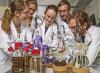 Biotechnologen am UFZ Leipzig setzen Mikroben unter Strom und wandeln sie so zu winzigen Chemiefabriken um.