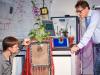 Maximilian Weigand (links) und Andreas Kemna visualisieren mit Hilfe der elektrischen Impedanz-Tomografie die Wurzelaktivität von Pflanzen.