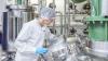 Mitarbeiterin der Jennewein Biotechnologie GmbH inspiziert einen Bioreaktor Biotechnologie, Bioreaktor, Industrie,