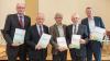 Übergabe der F.R.A.N.Z.-Studie: Bernhard Krüsken (DBV), Staatssekretär Hermann Onko Aeikens (BMEL), Thomas Schmidt (Thünen-Institut), Staatssekretär Jochen Flasbarth (BMUB), Stephan Zirpel (Michael Otto Stiftung) (v.l.n.r.)