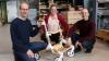 Projektleiter Prof. Dr. Alexander Pfriem (li.) und sein Team der HNEE Anja Kampe und Moritz Sanne mit einem Bambulator.